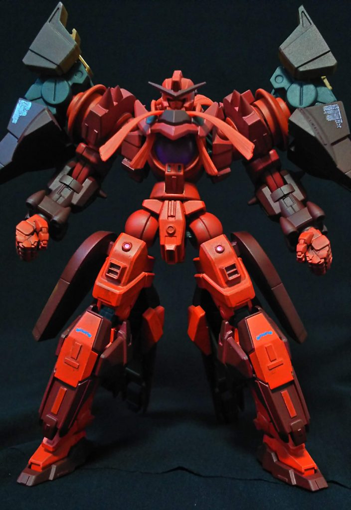 頭：ガンダムナドレ、上半身と腕：オーガ刃ｰｘ、腰部：ガンダムナドレ脚：アヴァランチエクシア+ジェノアスカスタム+オーガ刃ｰｘ肩、太もも飾り：ドーベンウルフ