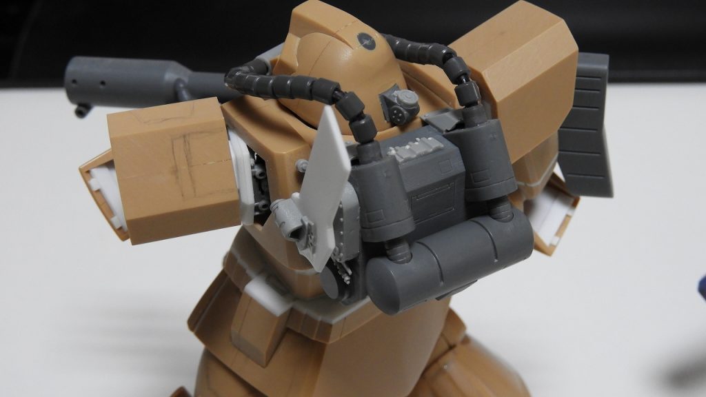 余り目立たないけど、肩関節に何かの板ばねでチラ見せメカ