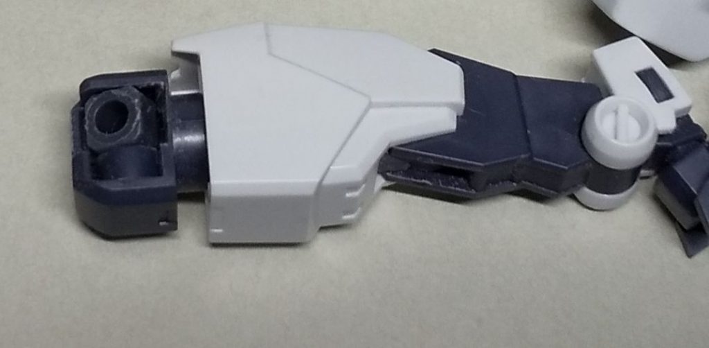 足の付け根の部分を削り、可動範囲を広げました。（画像はコアガンダム2です）