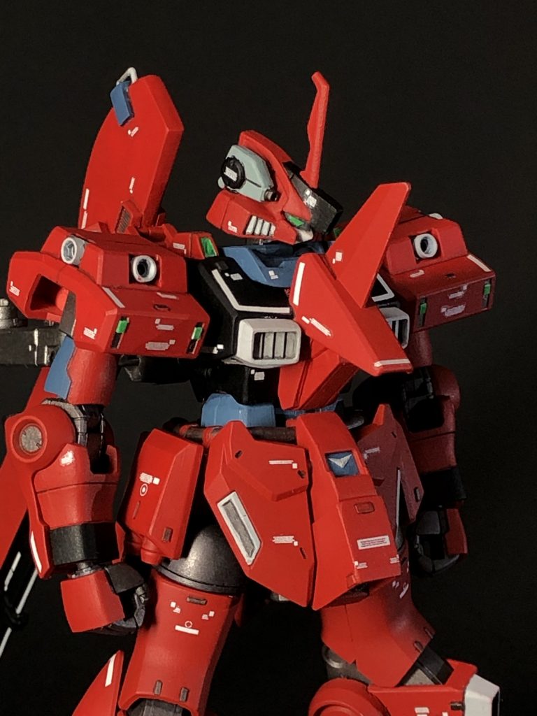 頭部はプラバンでガンダム風フェイスパーツとツインアイを作製。バルカンポッドはジェガンからの流用です。胸部と腰部はHGUCジェスタから。肩はジェノアスです。カッチリしてるパーツを使うと途端に連邦機らしさが増して(?)いいですね。