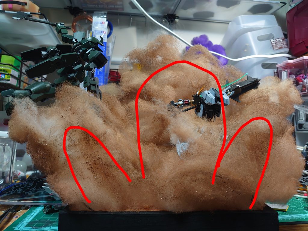 ここから制作写真今回もワイヤーに綿を巻きつけていますモクモクした部分は普通の綿、流れを付けたい部分はフェルト綿を使っています