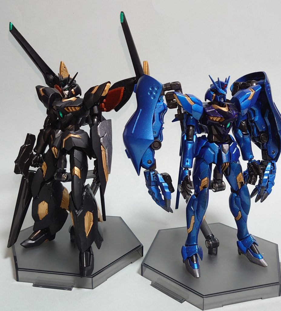 ・ガンダムレギルスBと比較同じプラン・アシミレイション系のレギルスタイプ(という設定)のガンダムレギルスBと一緒に。共に変更箇所は少ないのですが、砲撃型と水中型(地球侵攻型)という感じに違いは出せたんじゃないかなと思っています。一応、レギルスBは胴体の色が少し気になったので濃い暗めの青に塗り直しています。余談ですがロールアウトはレギルスBの方が早いという設定です。あっちは終戦間際に南米方面に実戦投入されたという設定なのでたぶん早いはずです。実際、現実でも製作はレギルスBの方が早かったんですけどね・・(笑)
