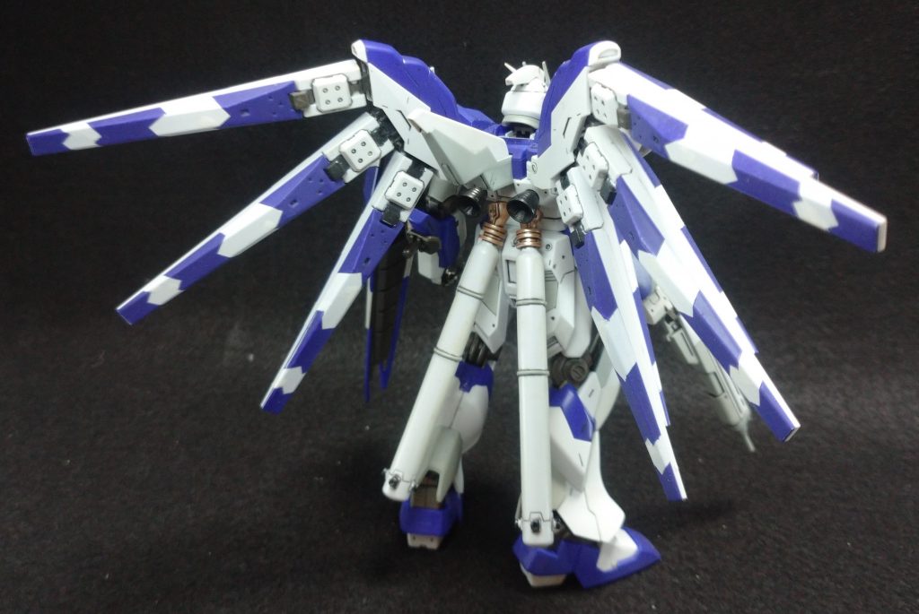 バックショットですね。フィンファンネルの塗装は、グラデーション塗装の腕がないので、シールドと合わせてスプリッター迷彩風にしてみました。まさか今度出るRGとイメージが被るとは思いませんでした…😅