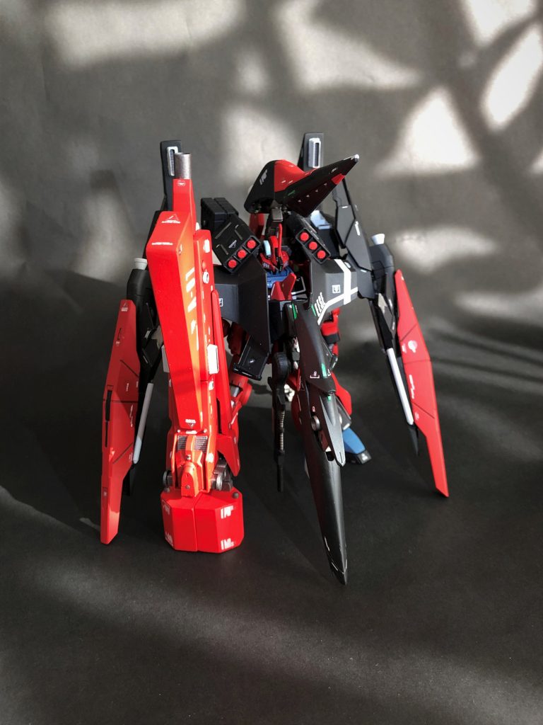 【ツァオバラー】はドイツ語で魔術師。黒いローブを羽織った魔術師のようなイメージで製作しました。