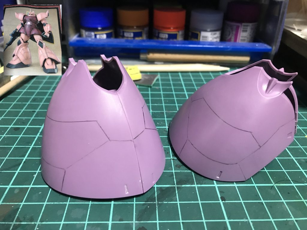 脚のスジボリはデザインが浮かばずMGゲルググVer.2.0を参考に彫りました。