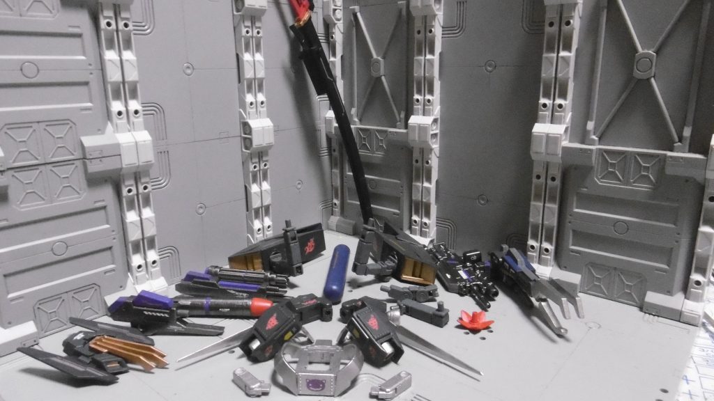 そして冥府魔道へ…バイアラン・カスタムの義手化以外は後付けで、どんどん増えて行った結果だったりします。ガンプラバトルを意識した途端に盛りだくさんに…よって後の追撃者仕様では重量過多と化し自立不可能。