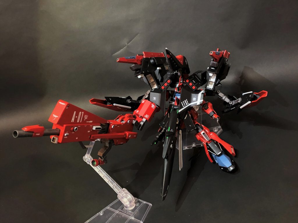 各武装を展開しての一斉射撃。ハイパー・メガ・ランチャーは砲身やグリップ、センサーが可動し収納状態⇔展開状態の再現が可能です。ただし大きすぎて保持が難しいため割り切ってスタンド接続に。こちらのほうが飾るときは楽ですね!