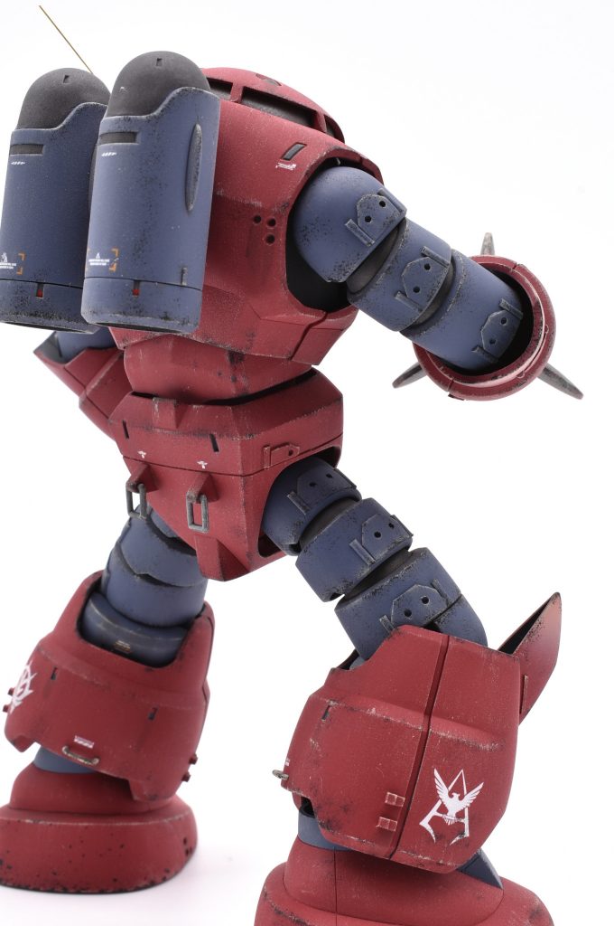 背面。シャア専用機なのでジオンマークの他にシャアのパーソナルエンブレムも貼付け。