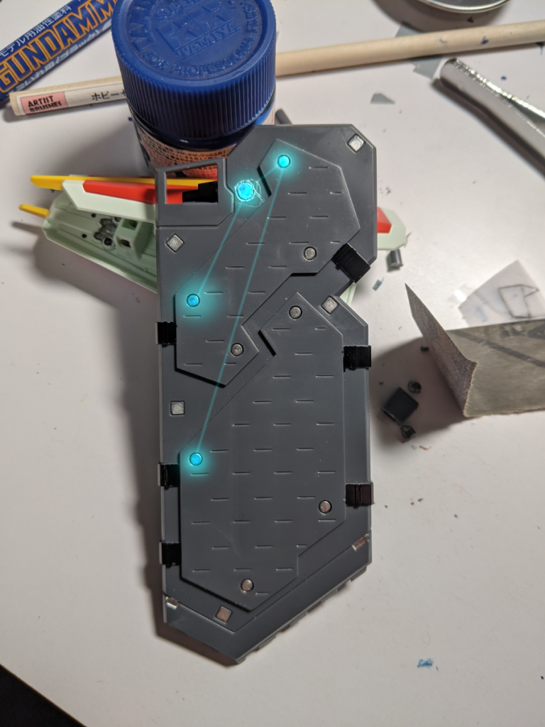 専用大盾にはリベットが打たれているが、名前のもとになったアリエス(牡羊座)の配列になる所だけ青で塗装されている。