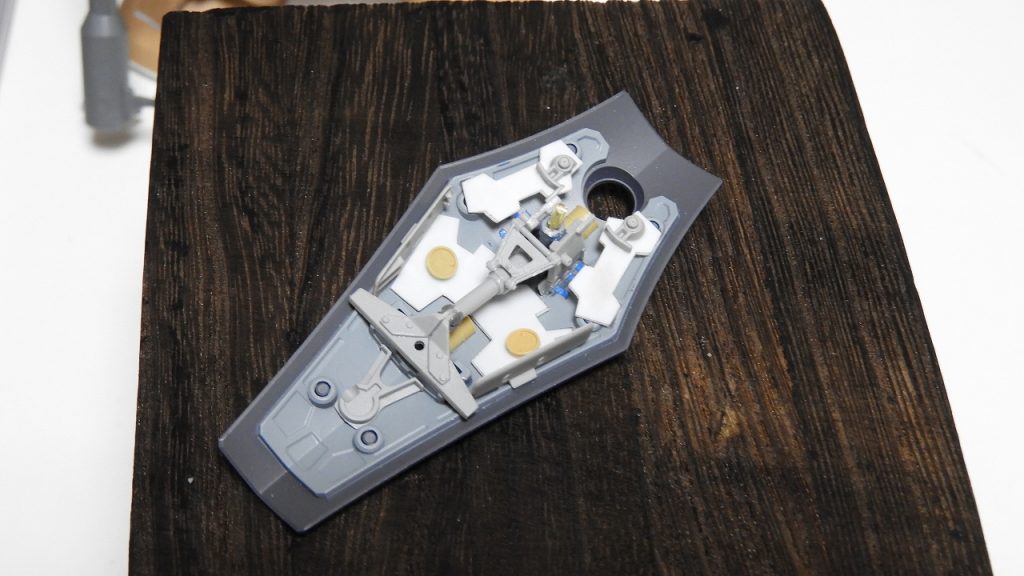 シールド裏に、衝撃を和らげるような雰囲気のディティールを追加スケモジャンクはこういった作り方には便利ですね