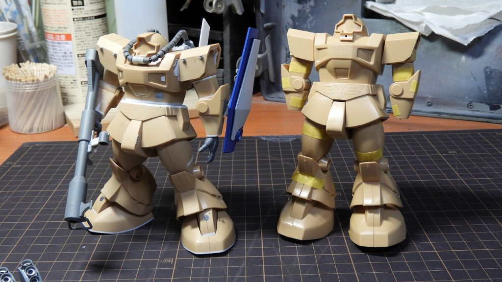 仮組比較、仮組の方はどうしてものけぞりますね最初は股関節と足首をボールジョイントする所からスタートして、色々とやりたくなってこうなってしまいました足の裏は安定させるために1.5ミリほど切ってプラ板を張り付けて平らに