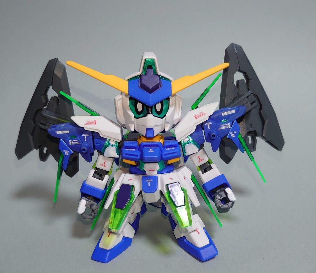 ・ガンダムAGE-FXBB戦士ガンダムAGE-FXをベースに改造したミキシング機です。MSVに搭乗する「ガンダムAGE-FX Aファンネル装備型」の発展型をコンセプトに、AとC双方の同時装備を可能にした形態という設定で制作しています。ミキシングを行うため、肩の接続軸をHGガンダムAGEシリーズの連邦系と同規格に変更し、トライAGEマグナムの肩を接続できるようにしています。