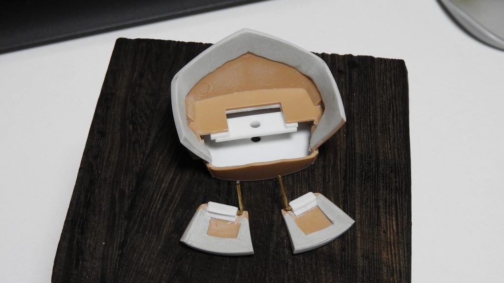 スカートのフチの厚みを厚く均一にしたかったので0.3ミリ厚のプラ板を3ミリ幅に切り出した物を無理やりねじってフチに沿わせて接着、裏からパテで裏打ちこれで股関節があまり開かなくなったけど気にしてはいけない。