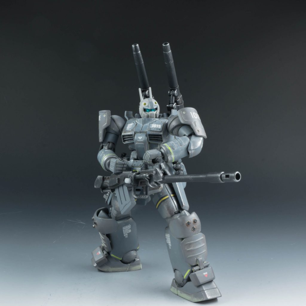 長距離射撃用として、180mmキャノンを装備。陸戦型ガンダムの装備を改良。フォールディングバレル化し、逆さ持ちとなっている。