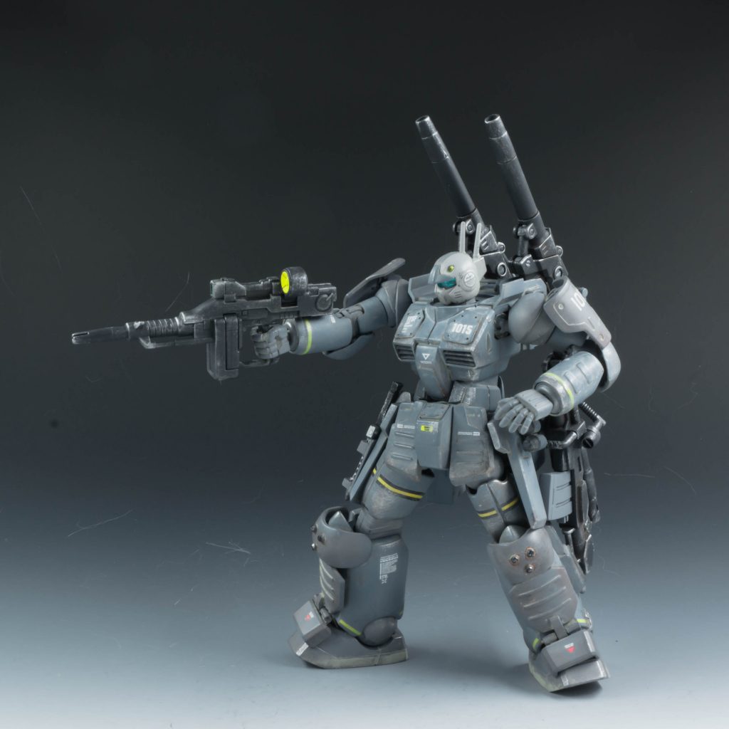 通常射撃武器として、RX-78ガンダムの初期ビームライフルを装備。中距離から近距離の射撃をカバーする。