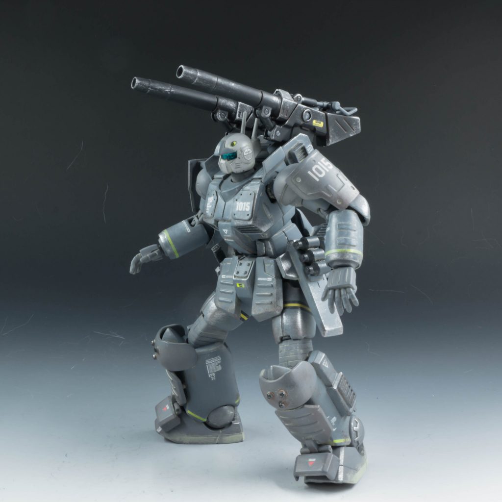 通常の240mm低反動キャノンではなく、ガンタンク初期型の大口径砲をベースに、ショートバレル化したものを装備。ウォータージャケットによる冷却が出来ず、連写ができないが、威力は、通常の240mmキャノン砲よりも強力。敵MSや、拠点・要塞の外壁を、容易に破壊する。