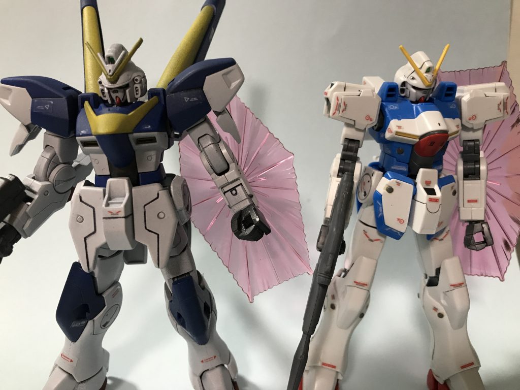 以前作ったVガンダムと並べてみました。Vガンダムは素組みなので色の違いが分かり易いです。