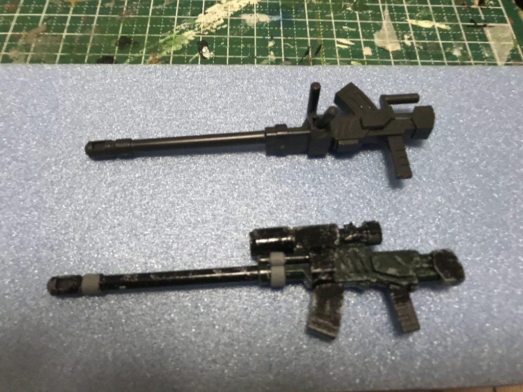 スナイパーライフルをCS陸戦型ガンダムのキャノンから制作。ハンドル(捨てます)、マガジン、グリップを切り取り、それっぽい位置に接着。ジャンクからスコープを接着して完成。