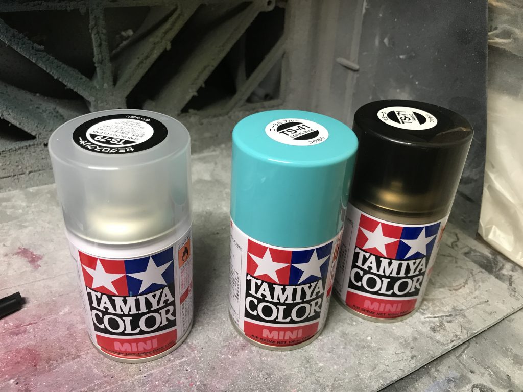 やり方は簡単。ラッカースプレーを各色紙コップの中に吹き付けて塗料を貯めます。