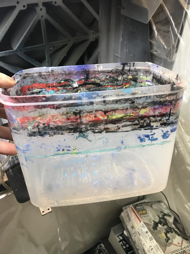 百均で深めのプラ容器を購入。それに水を貯めて紙コップの中の塗料を水に浮かべます。浮かべた塗料を竹串のような物で波紋を描くように整えます。