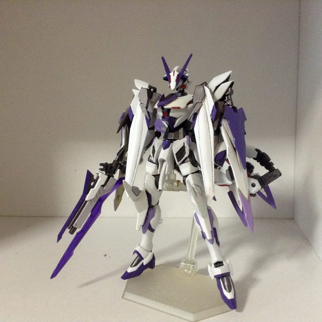 マント状の装甲で腕が隠れているのが厨二心をくすぐります。