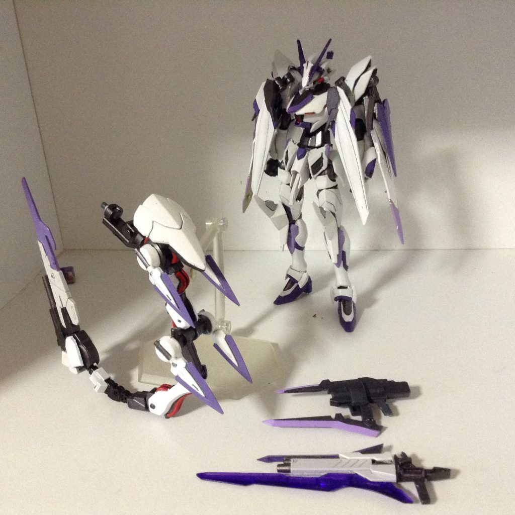 銃と尻尾です。   銃はサソリのハサミがモチーフです。尻尾は蛇っぽいというかなんというか・・・