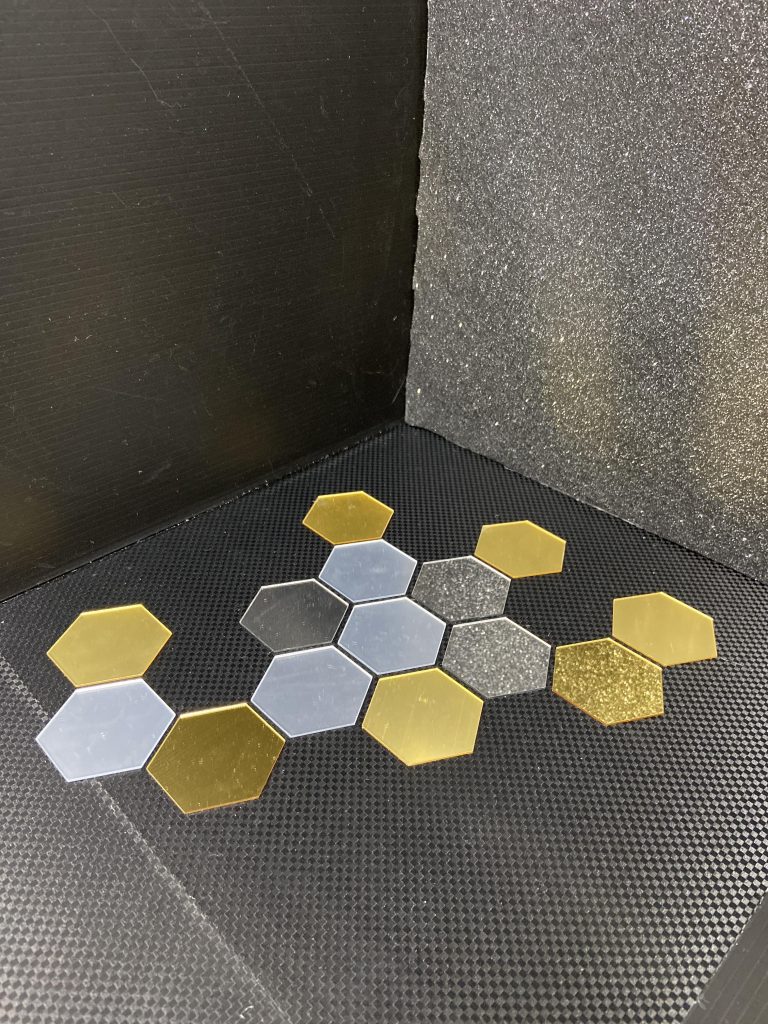 汚れが酷かったので、100均撮影ブースを新しく。カーボン柄シールと六角形ミラータイル風でやってみました✨床でも壁でもかっこよくなりますが、汚し作品には似合いません。笑