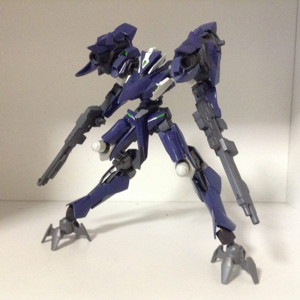 どこからどう見てもガンプラです。頭部はダークマターブースターで肩と脚はグレイズアインとLBX、胴体と腕はスローネです。
