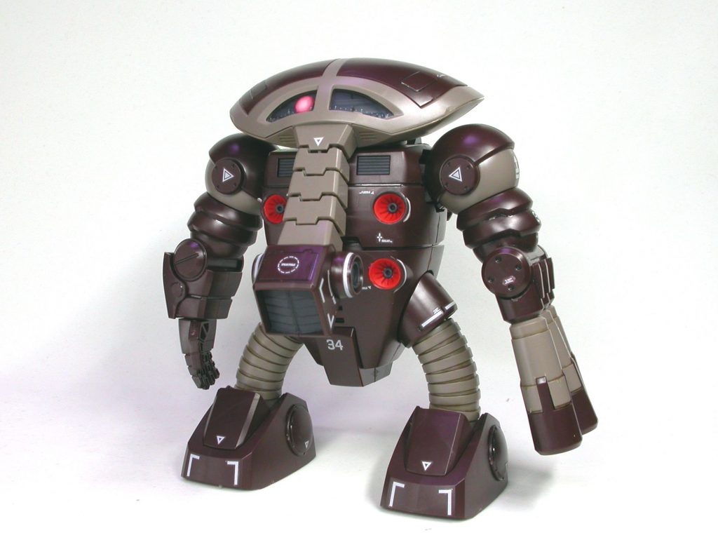 数年前に作った作品ですが今の制作の方向性と変わらず「ガチャガチャ遊びたいので色分けが足りない箇所の部分塗装」で仕上げました。…がランナー切り替えの為かUC版からかなり色分けが悪く焦げ茶とカーキの２色しかなかったので、できるだけ生プラっぽくなるよう塗装。機関部のグレー、赤とかはシタデルの黒サフ筆塗りの上からシタデルカラー筆塗りです。スミ入れは発色が欲しいのでエナメル塗料で。