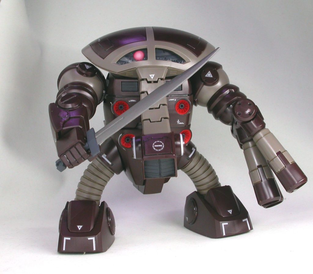 ヒートナイフを構えて。グフのヒートソードまんまなんですけどまっ茶色なのをムラなく塗るのが大変でした。