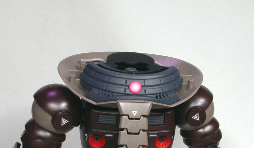 モノアイ。クリアパーツ置換も考えたんですが結構大きい＆クリアパーツのキャノピー越しになるのでインパクト重視で筆塗りグラデ。元がミニチュア界隈なので本業のパワーで綺麗に塗ります。