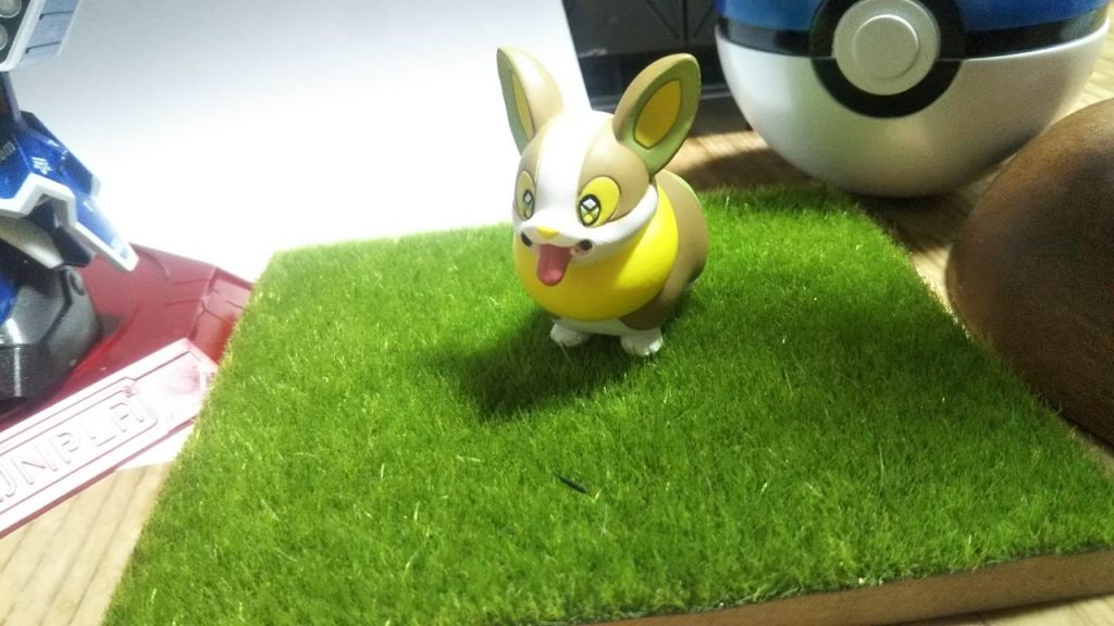 ダイソーで芝と板を買ってきて5分で完成。