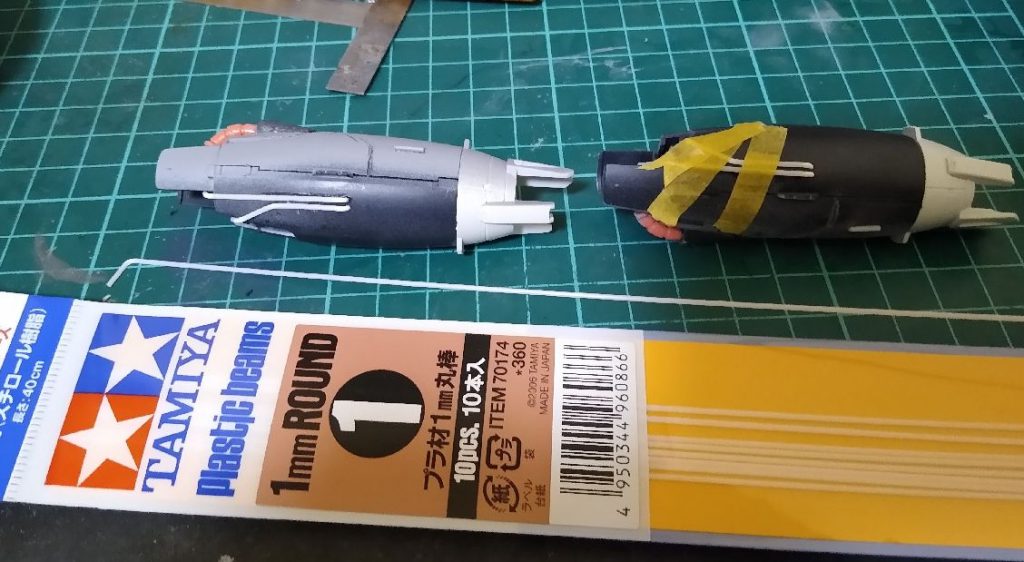 プラ棒でパイプのようなディテールを追加。