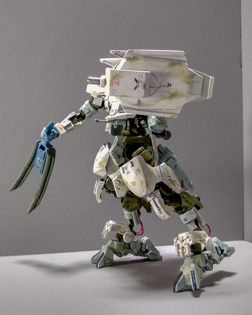 自転車のフロントフォークを模した格闘戦武器を持たせました。相手の手足や打撃を挟み込み、関節や装甲の隙間にねじこむバールの様な使い方をするリジッドフォークです。シールドはパイルバンカー付きの標準的な物です。先端の杭は自転車用9速チェーンの接続ピンです。用途・材質共に申し分ないですが、重量バランスが偏ります。胸部機関砲はネオジム磁石接続なので結構回ります。