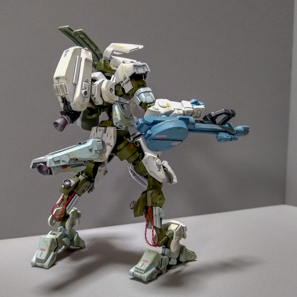 ゲイレールをベースにしているので、ホバーユニットの名残でフレキシブルスラスターを尻尾みたいに付けました。