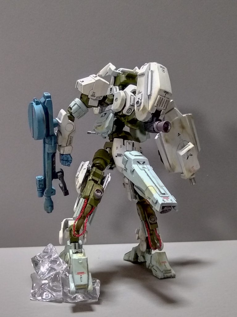 塗装の具合とカメラの相性によって、水彩画みたいになりましたが仕様です。ふくらはぎのケーブルは鉄血MSのアイコンだと思います。手芸用品の極細ワイヤーを三編みにして付けてみました。