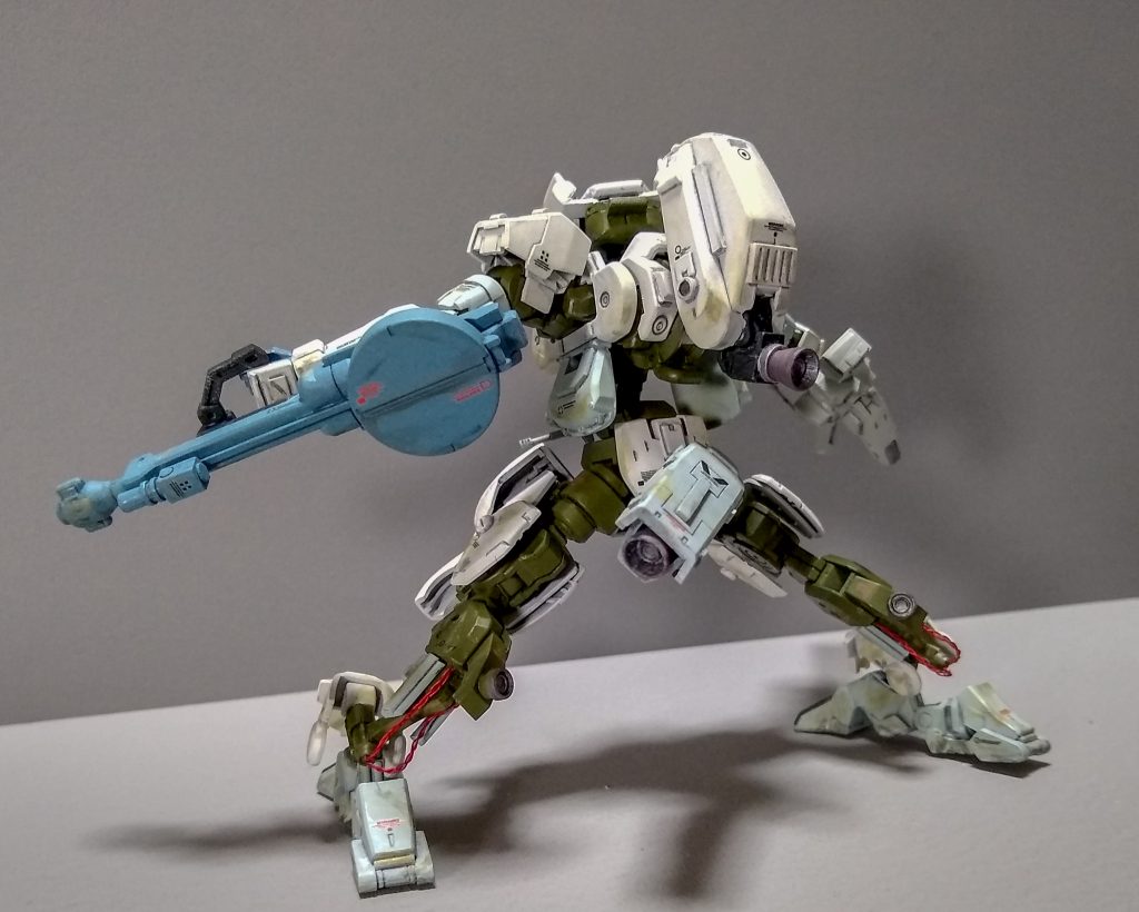 鉄血系ライフルをごちゃまぜしてネオジム磁石接続で持たせました。以前作った長物があったのでホワイト・グリントポーズを撮ってみました。コックピットはバックパックとの一体型、脚部は逆関節とその後発展してユーゴーなどに採用されたみたいな妄想設定です。