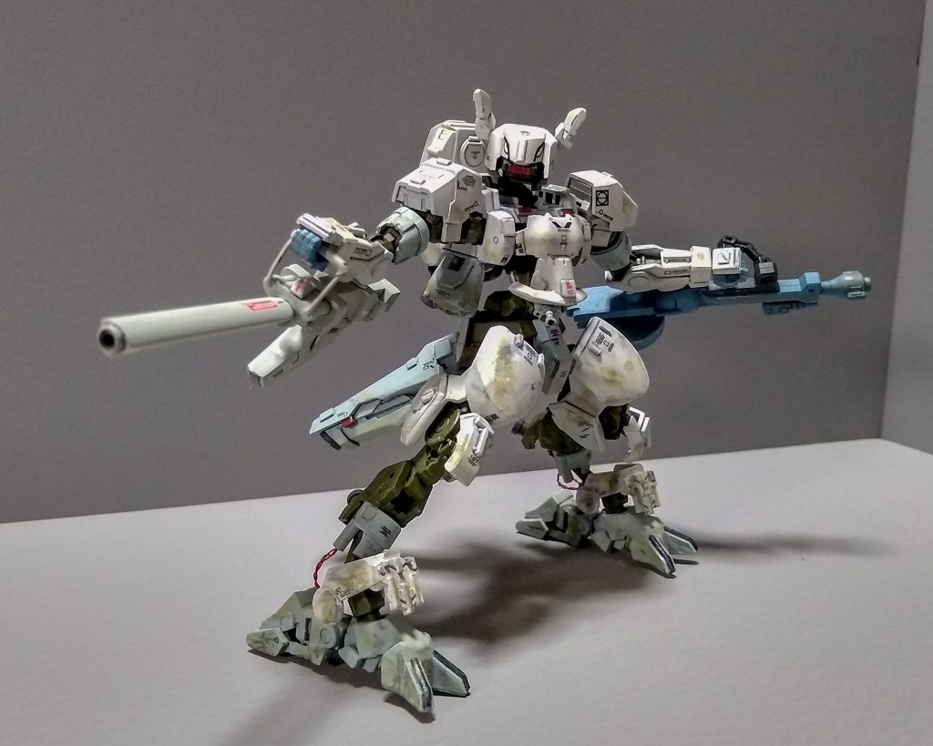 名前の「狐」ぽさを出すのに耳と尻尾、鉄血デーカルのフラウロスの目を貼ってみました。フラウロスの目のデザインってMTBパーツメーカーの「RACE FACE」に似てるし、ジロ・デ・イタリアのマリア・ローザカラーの流星号ってなんだか関連性あるなと思いました。