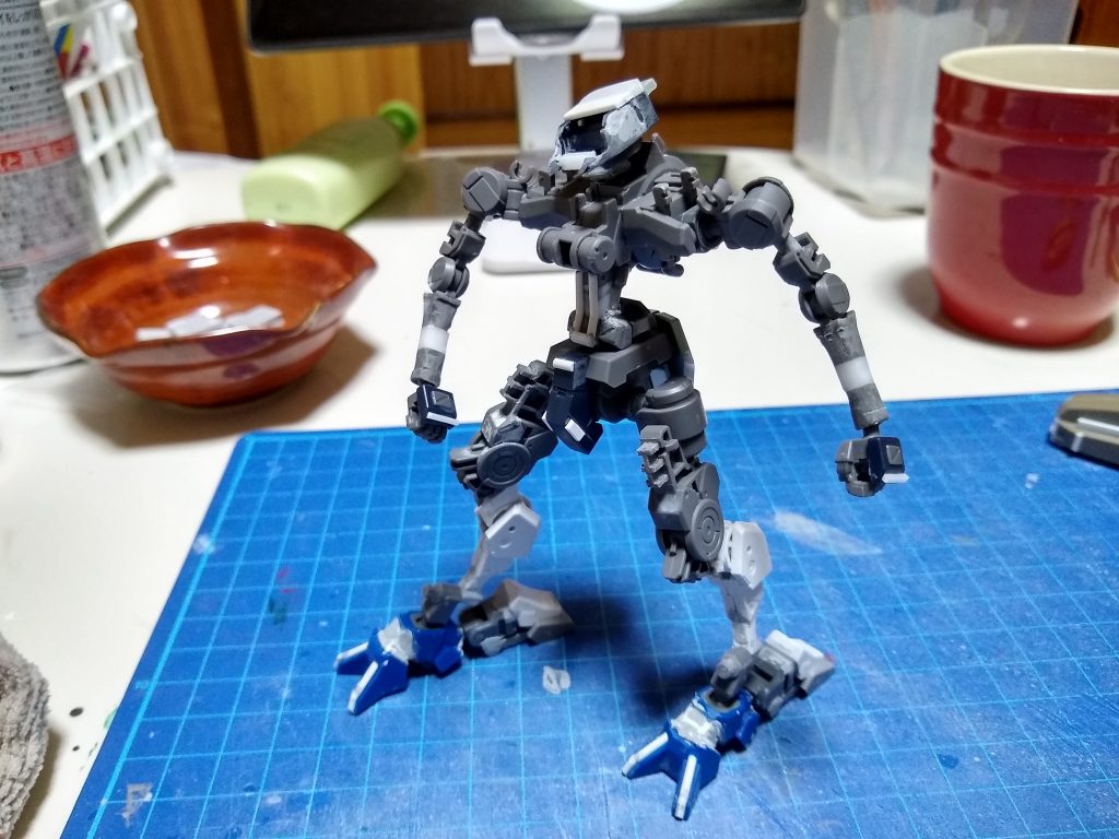 ゲイレールフレームをベースにして胴体・腕部を延長、30MM ポルタノヴァのスネを移植して逆関節にしました。この後スネを延長しました。