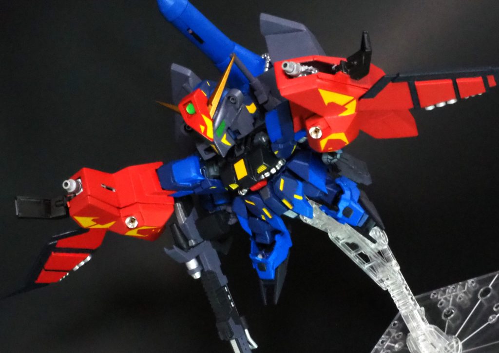 カバーを開口する事でウイングキャノンを前方にスライドする事が可能。