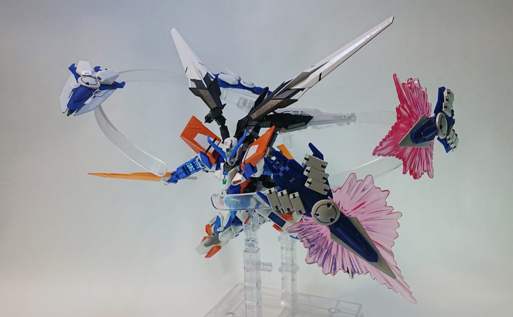 シールドドラグーン今回の最大のギミックがこのドラグーンです。僕自身ドラグーンとか使うのが大変そうであんまり搭載した試しは無かったのですが、今回のイメージがリライズまで戦ってきた、というのがあり経験も実力もそれなりにあるだろうと思い作りました。ただ8機とか無理なので4機だけです。このドラグーンの展開のためだけにコトブキヤのスタンド買いました。めちゃめちゃイイ感じで楽しく撮影していたのですが、終わった後にスタンドとしてはかなりデカいことに気が付いて今持て余しています。アホだな~(そうだよアホだよ)