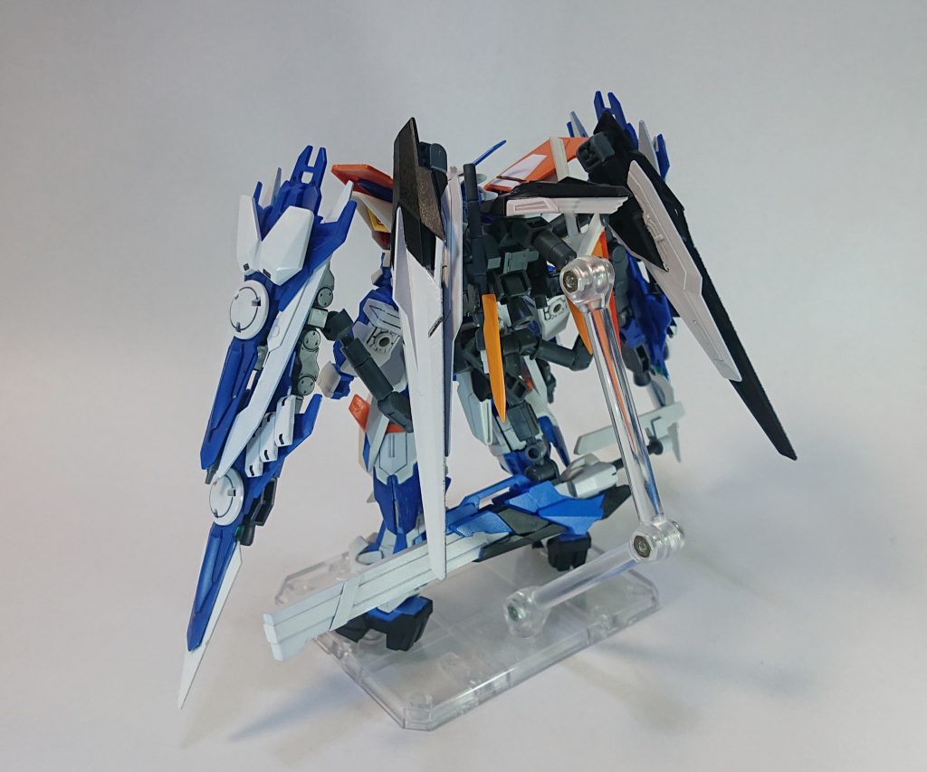 バックショットバックパックの基部は30MMのものを使っています。ウイングはバインダーガンとジェミナス拡張セットの部品で構成しました。今回、初めてガンダムマーカーエアブラシを導入しまして!!!僕の中で塗装革命が起きており楽しくて塗りまくっています。塗っているうちにウイングがクロスアンジュに登場する主役機、ヴィルキスっぽく見えてきたのでちょっとだけカラーリングの参考にしましたが実際観てみると全く違いますね。