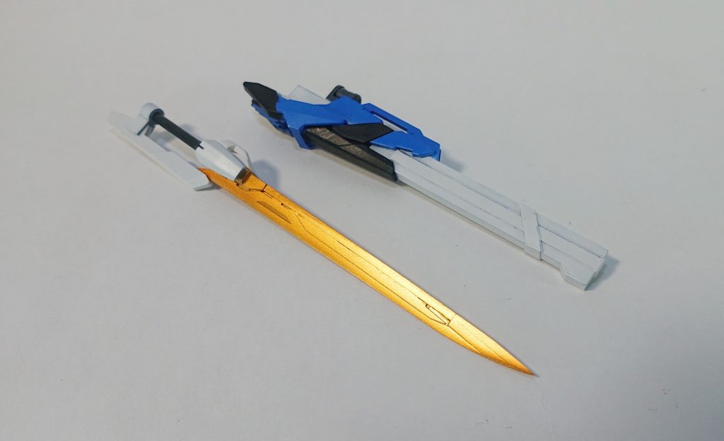 鞘も作ってみました。プラ板のハコ組みに挑戦、その結果がこれです。こちらも箱だけではさみしいのでジャンクで飾り付けし塗装しました。破壊力が高い反面、刃の消耗が激しいので鞘に定期的に格納することで内部で簡易補修を行い性能を維持するために用意された…みたいな脳内設定です。