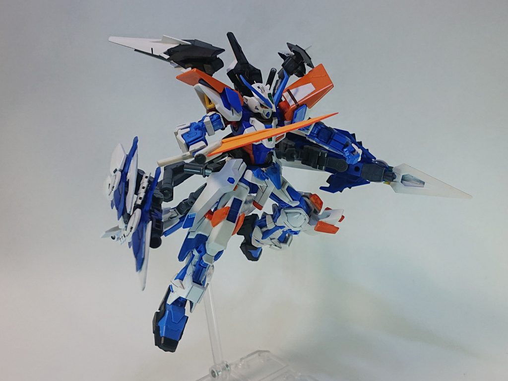 アサルトソード丈夫で扱いやすいイメージの剣です。これは前のアストレイから引き継いでいます。改修点もありません。サイドのバインダーは推進器としても機能するイメージで広い可動域があるため様々な表現が出来るようにしました。アトラスのサブレッグみたいにも使えます。