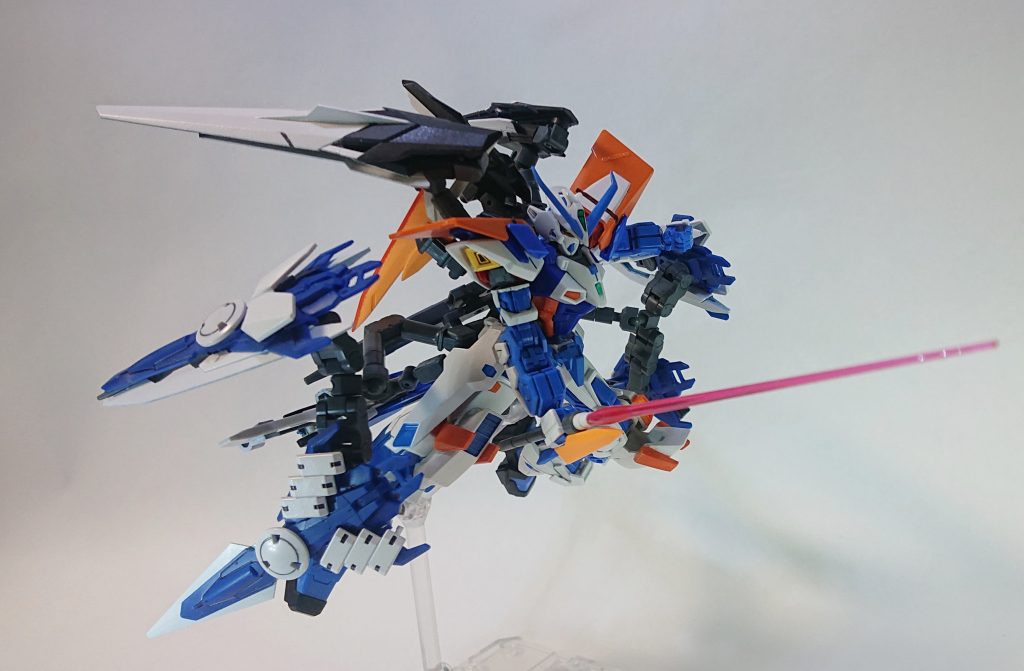 ビームサーベルグリップにMGブルーフレームDの刃パーツを取り付けたサーベルです。この刃でも攻撃出来ると思います。