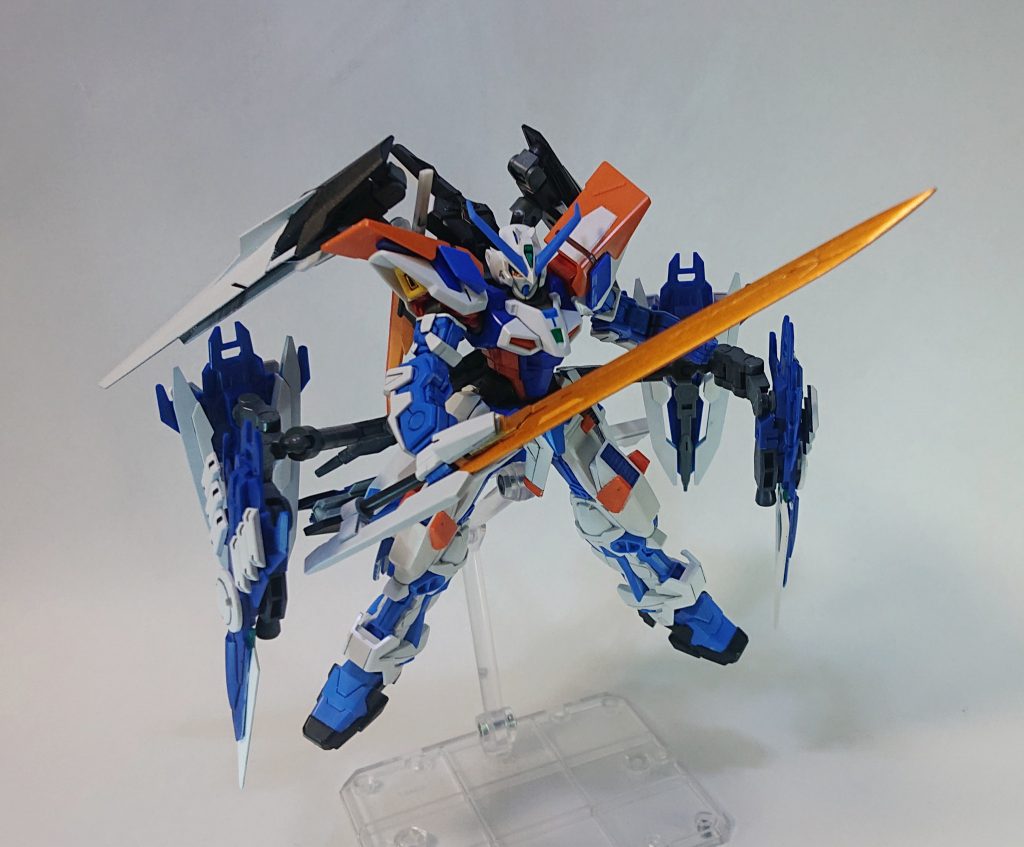 大型斬機刀一番威力のある大剣です。MGブルーフレームDのソードドラグーンとプラ棒で構築しジャンクパーツで飾り付けています。ガンマカエアブラシのおかげでメタリックオレンジがめちゃめちゃ綺麗に塗れたのでギラギラしています。良い。