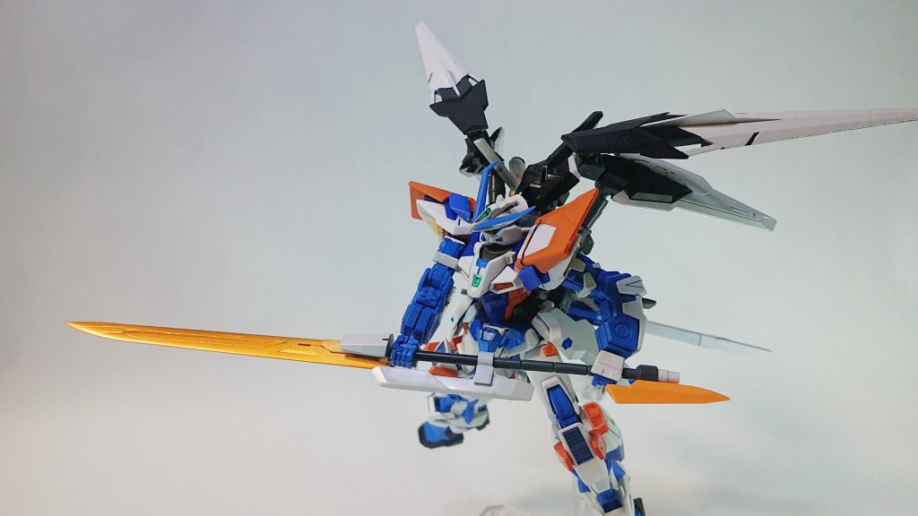 斬機刀とビームサーベルは合体し柄を延長することで使い勝手を向上させます。広義ではアンビデクストラスハルバードモードになるのでしょうか?ビームサーベルを出力できますが間違いなく自分をぶった切るので使うことはなさそうです。