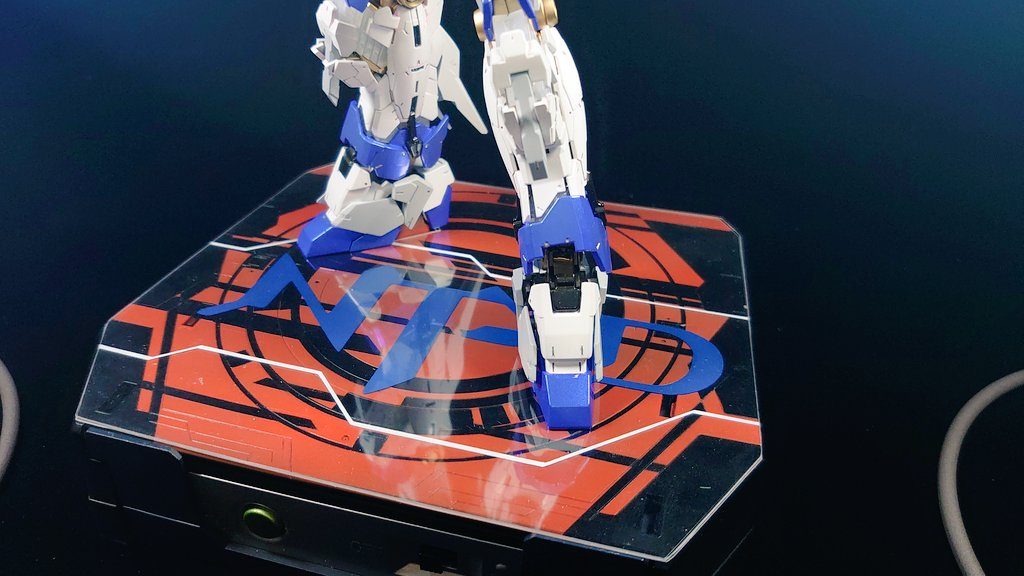 電池ボックスは収納式なので、その部分を利用してプレートを制作し、土台とします