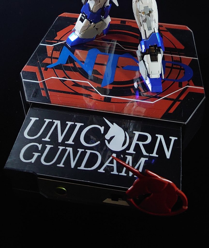 電池ボックスの上にプレートを置きました！