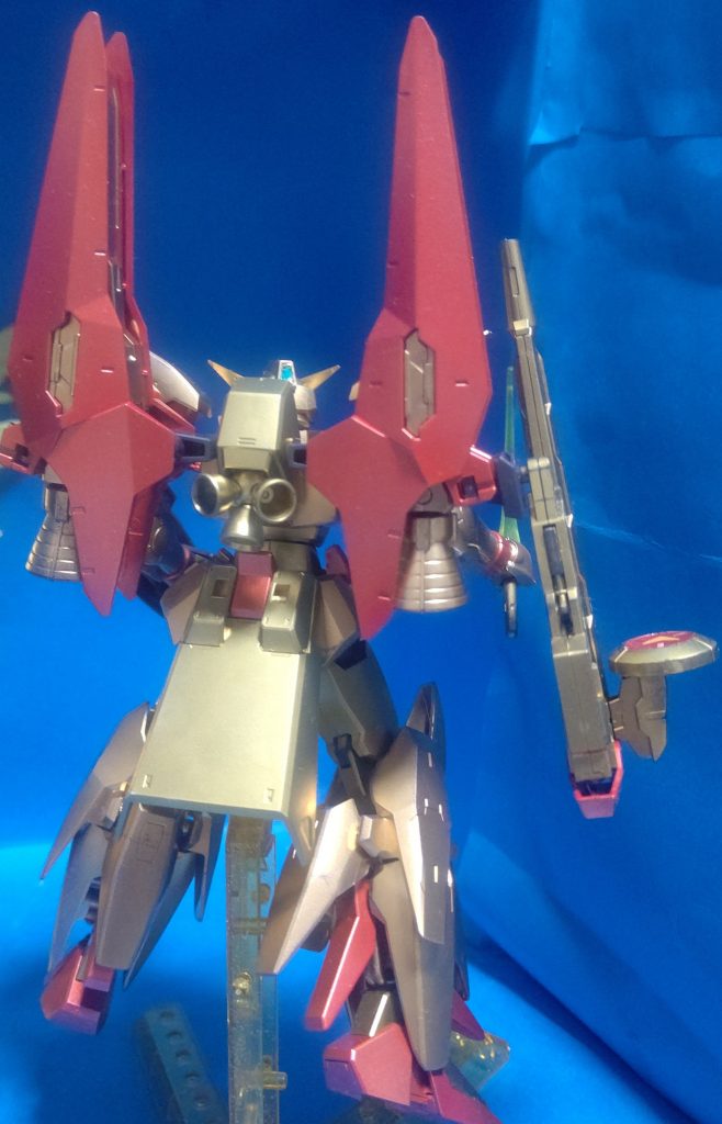 背面はこう。ゴールドとレッドゴールドで塗り分けも行っているのですが、光が当たっているとあまり違いが見えませんね。赤部分は下地として一度レッドを塗った後、メタレッドを重ねています。ガンダムマーカーのメタリックにも隠蔽力の違いってあるんだなあ、と勉強になったりなど。